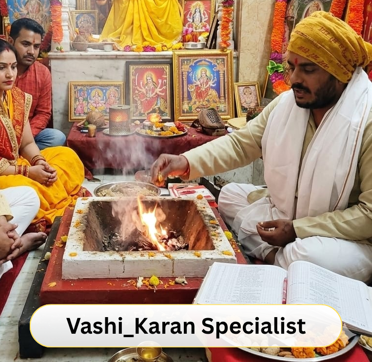 Vashi Karan Specialist - Ajay Shastri Ji performing hawan